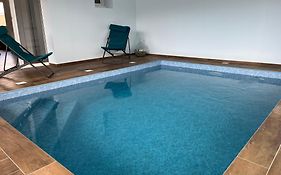 Maison avec piscine intérieure privée, buses de spa, jardin clos et parking